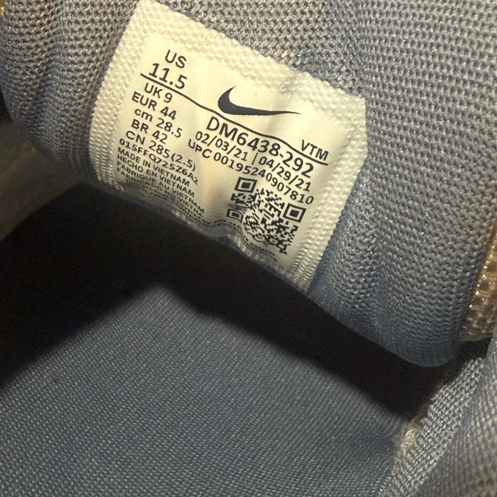 Nike Women's Sneakers in Beige and Blue - Picture 6 of 6